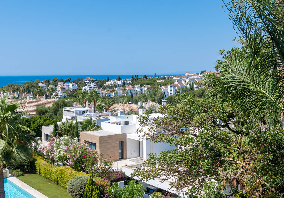 Stylish Townhouse with Sea Views in Altos de Puente Romano