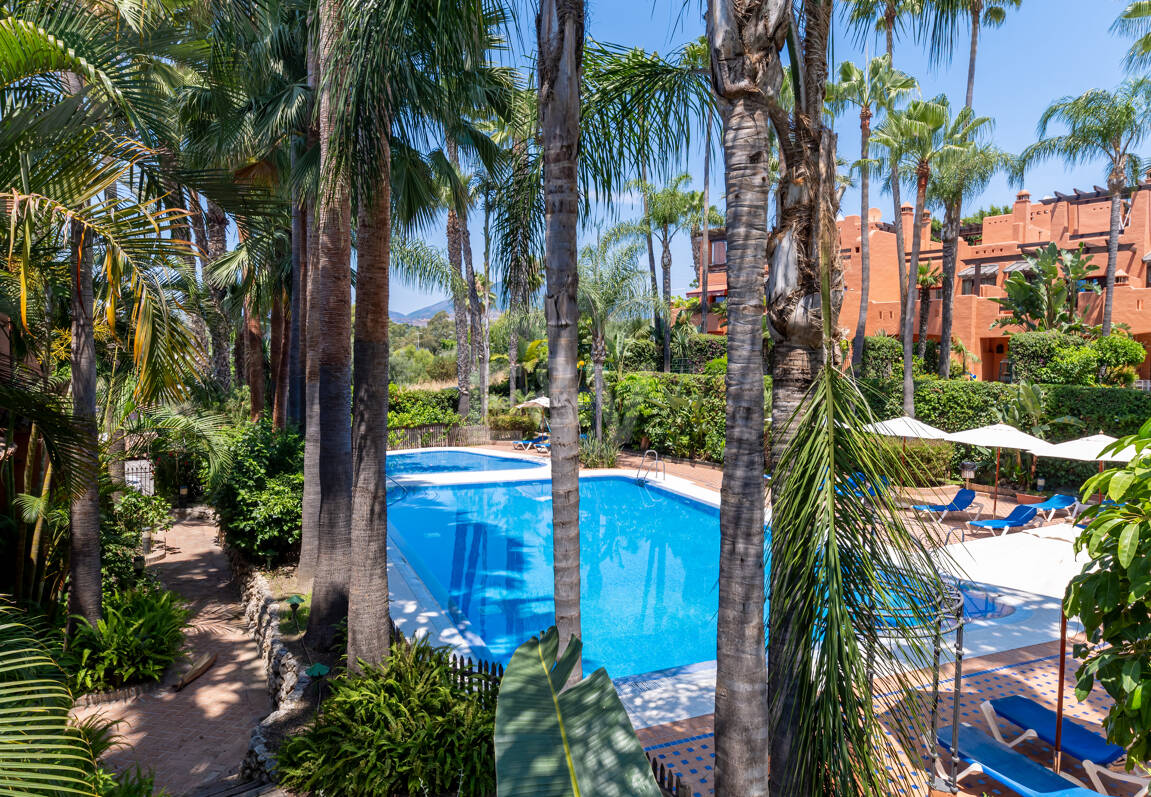 Maison de ville élégante avec vue sur la mer à Altos de Puente Romano