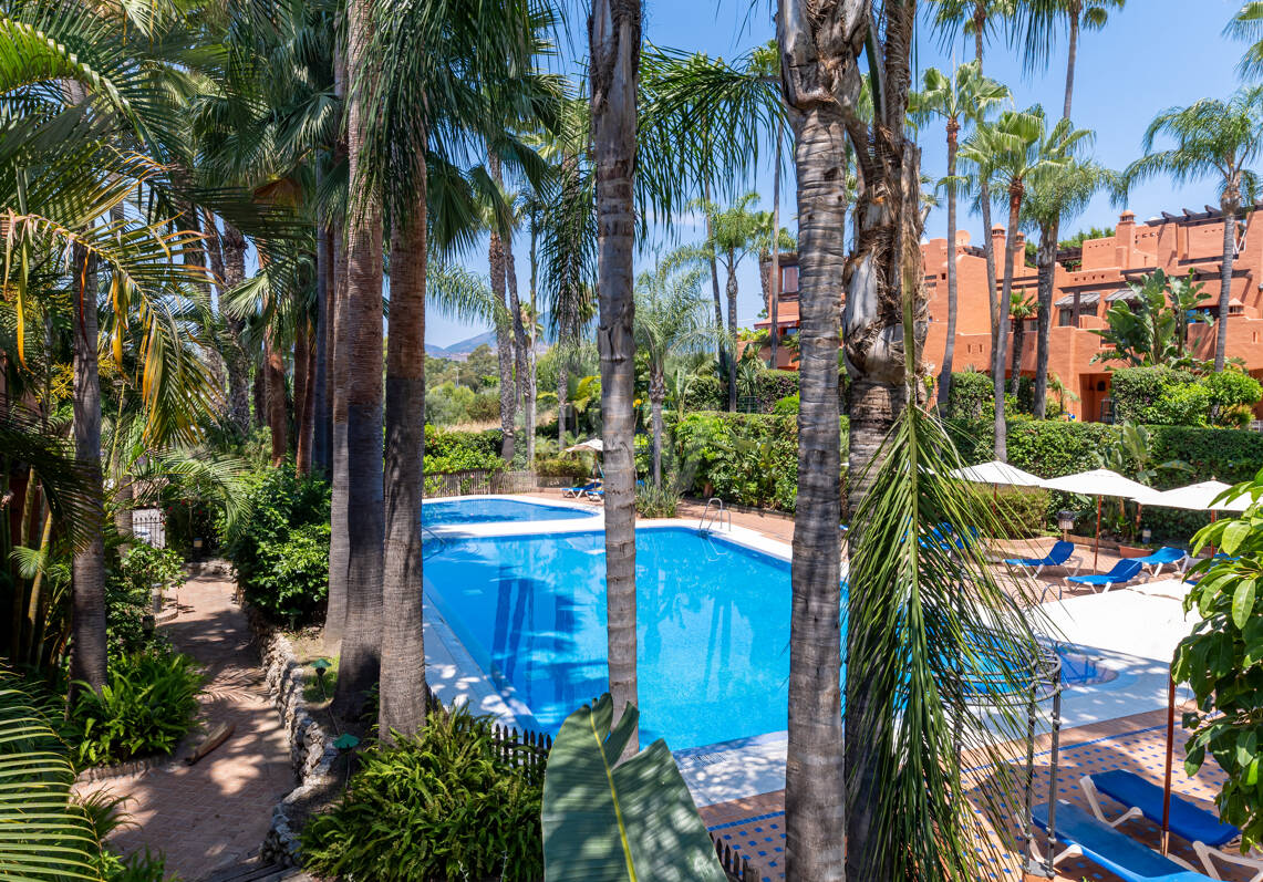 Stylish Townhouse with Sea Views in Altos de Puente Romano
