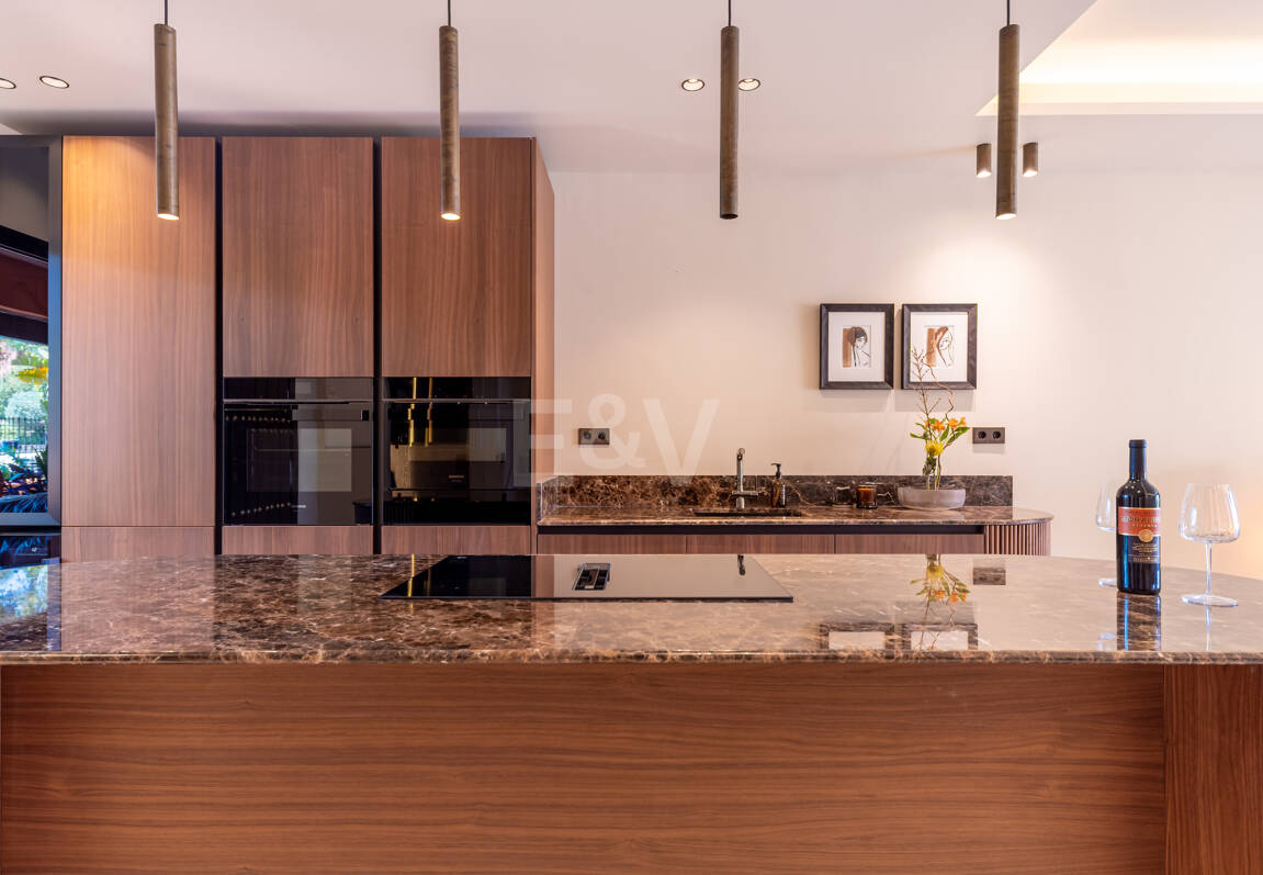 Maison de ville élégante avec vue sur la mer à Altos de Puente Romano