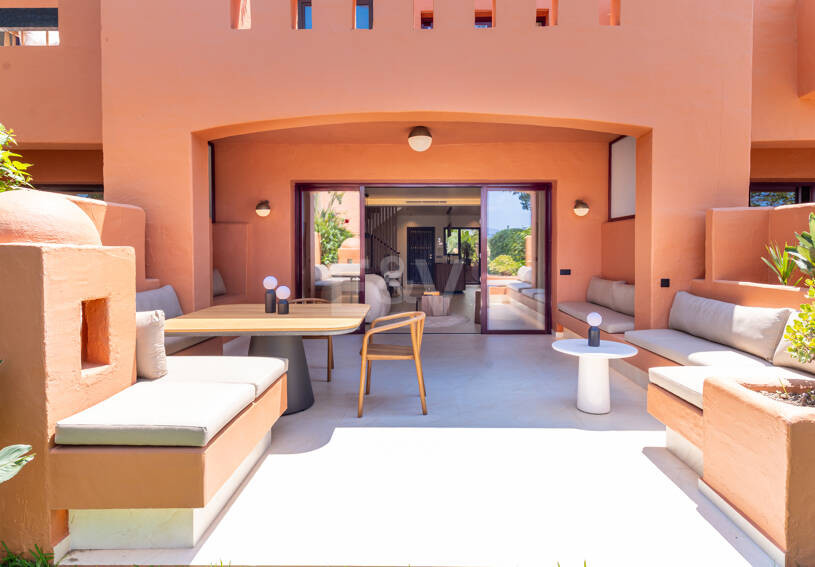 Maison de ville élégante avec vue sur la mer à Altos de Puente Romano