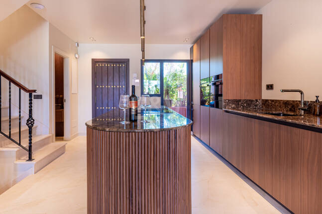 Maison de ville élégante avec vue sur la mer à Altos de Puente Romano