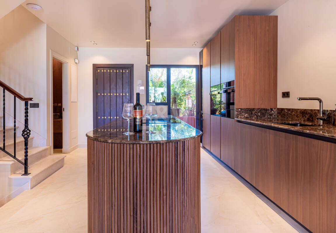 Maison de ville élégante avec vue sur la mer à Altos de Puente Romano