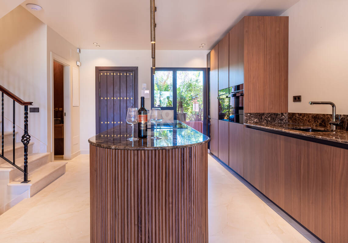 Stylish Townhouse with Sea Views in Altos de Puente Romano