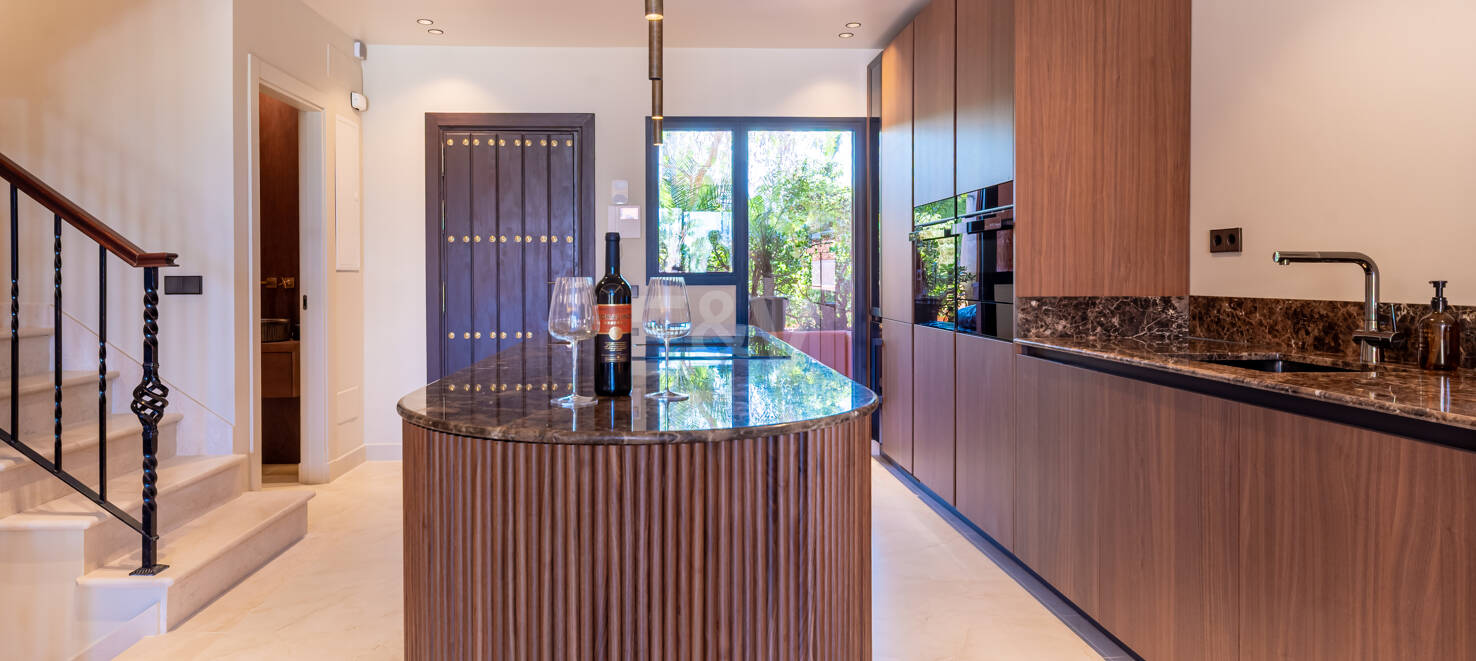 Maison de ville élégante avec vue sur la mer à Altos de Puente Romano