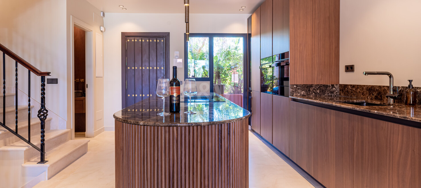 Stylish Townhouse med havsutsikt i Altos de Puente Romano