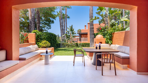 Stylish Townhouse med havsutsikt i Altos de Puente Romano