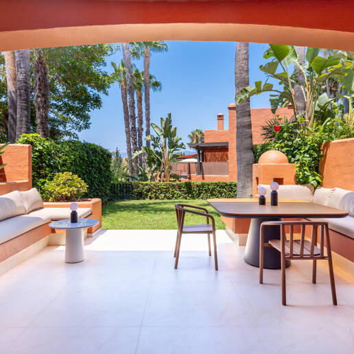 Maison de ville élégante avec vue sur la mer à Altos de Puente Romano