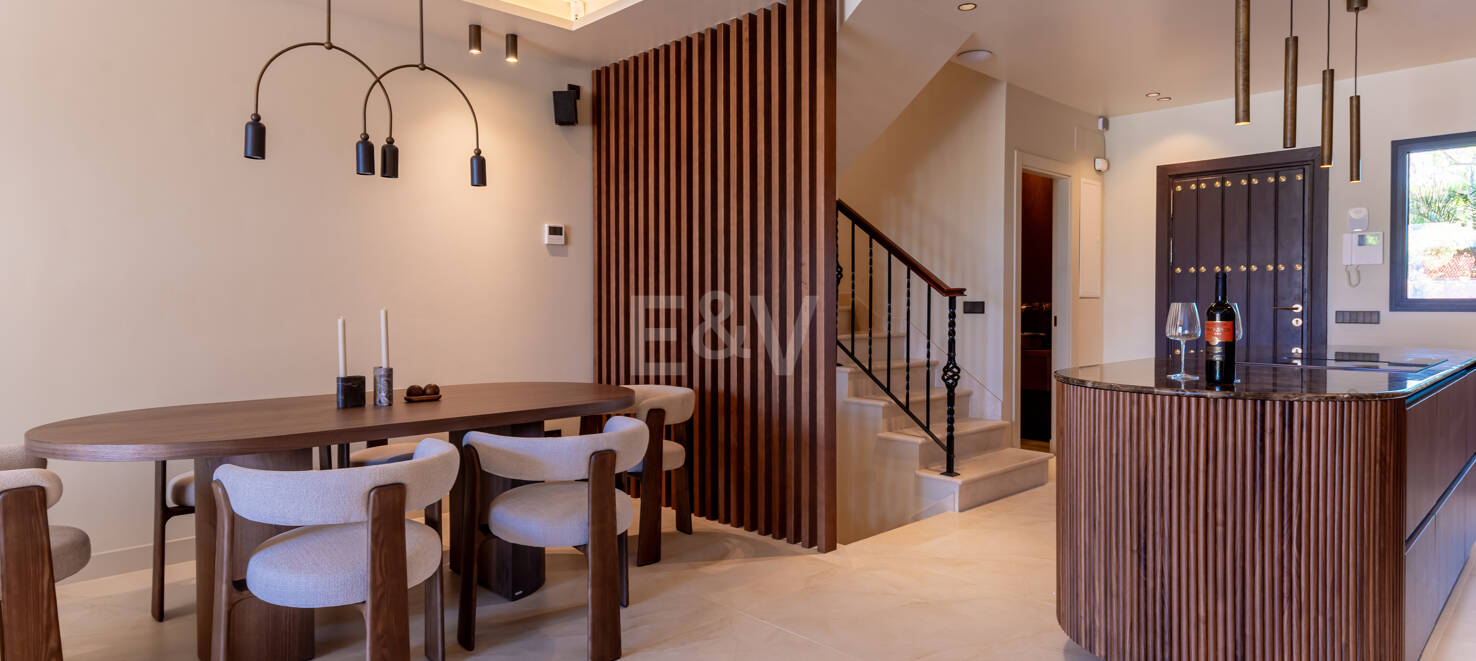 Maison de ville élégante avec vue sur la mer à Altos de Puente Romano