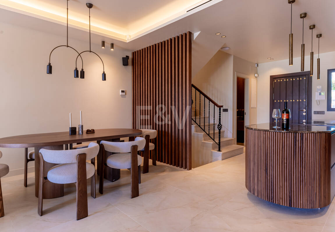 Maison de ville élégante avec vue sur la mer à Altos de Puente Romano