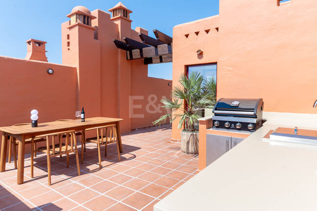 Maison de ville élégante avec vue sur la mer à Altos de Puente Romano