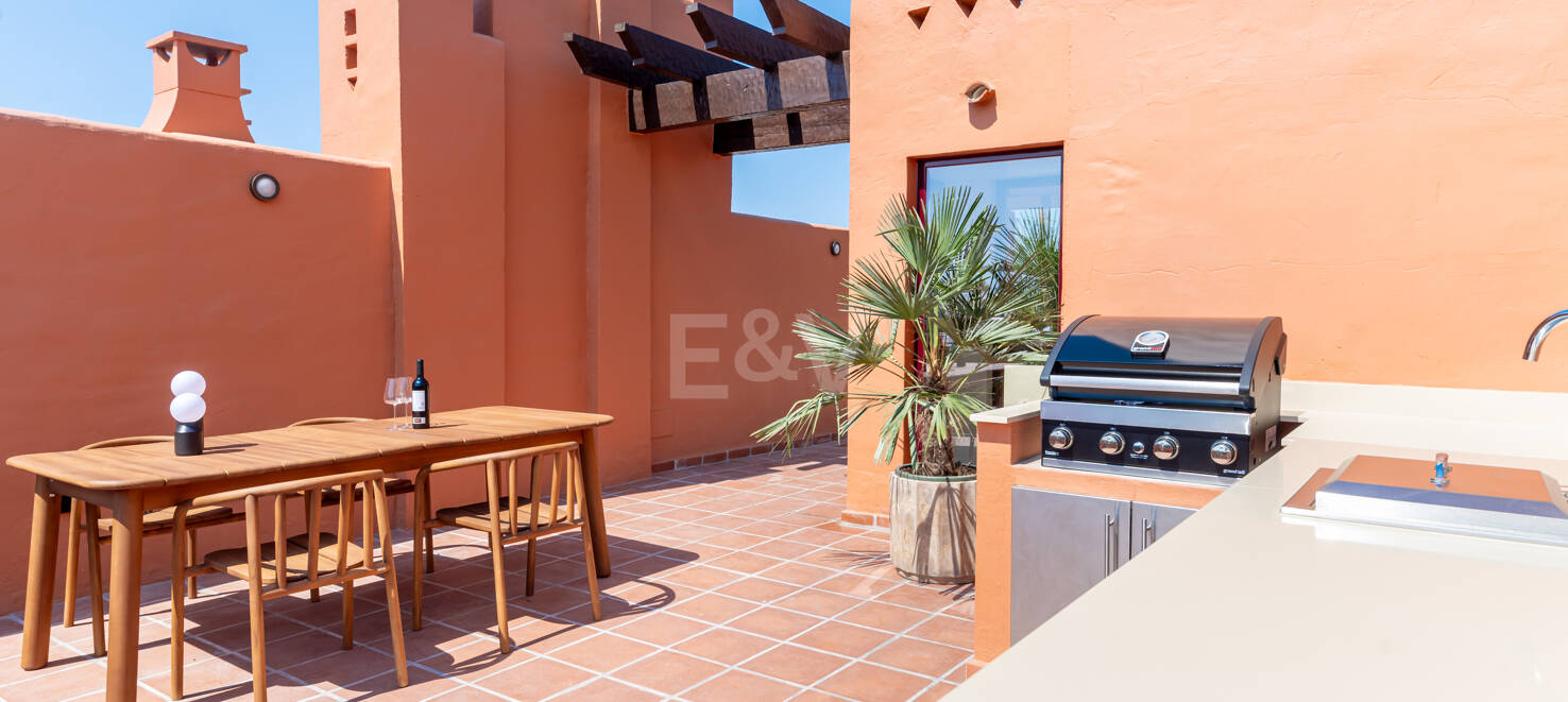 Maison de ville élégante avec vue sur la mer à Altos de Puente Romano