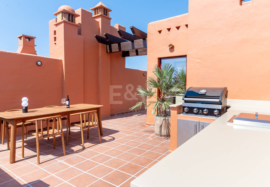 Maison de ville élégante avec vue sur la mer à Altos de Puente Romano