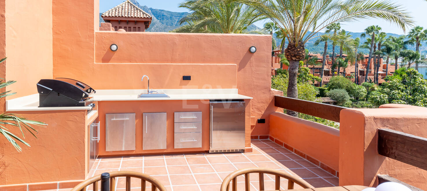 Maison de ville élégante avec vue sur la mer à Altos de Puente Romano