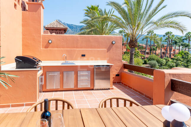 Maison de ville élégante avec vue sur la mer à Altos de Puente Romano
