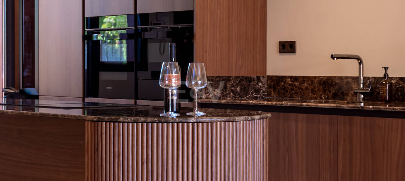 Maison de ville élégante avec vue sur la mer à Altos de Puente Romano