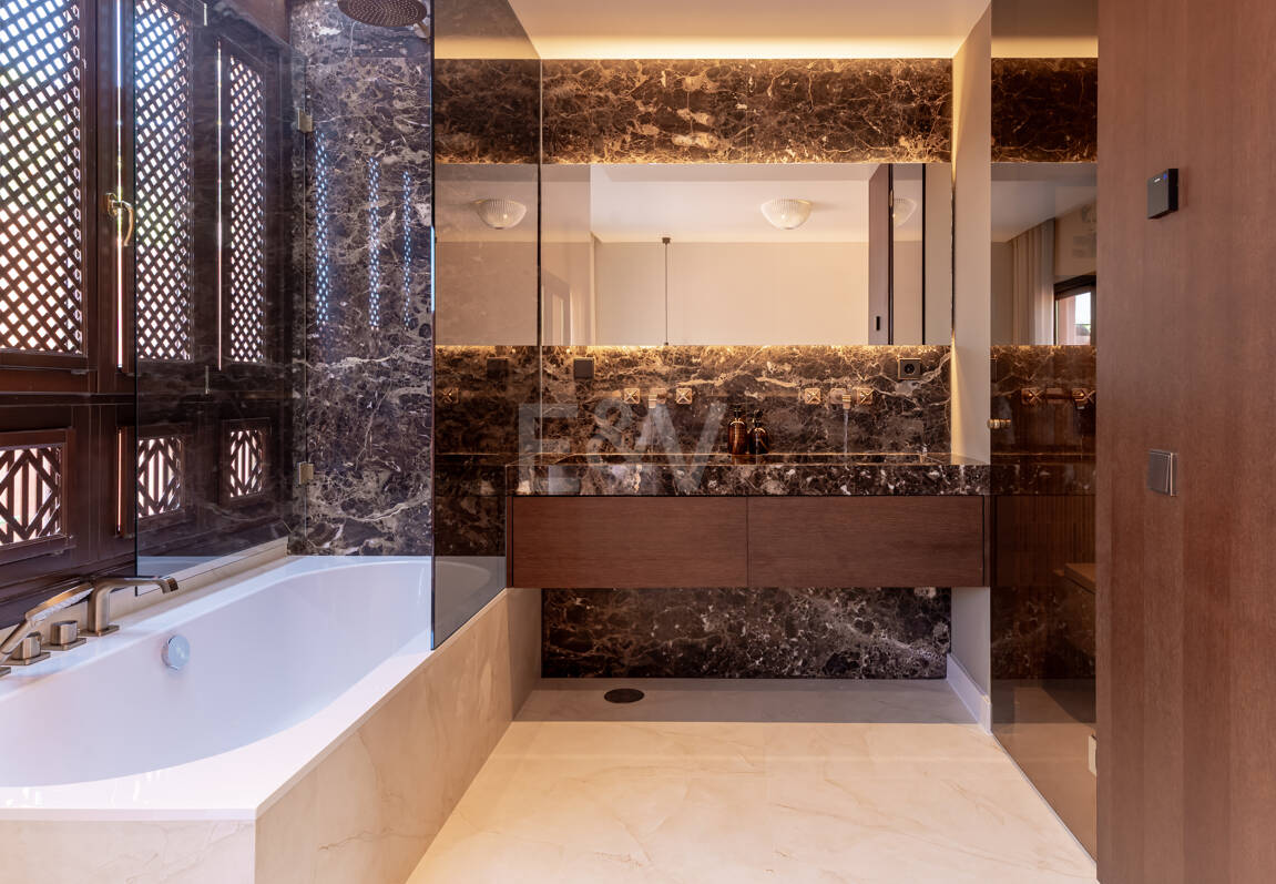 Maison de ville élégante avec vue sur la mer à Altos de Puente Romano