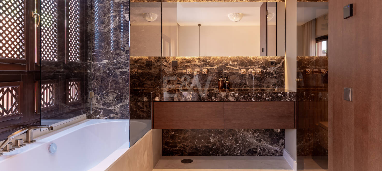 Maison de ville élégante avec vue sur la mer à Altos de Puente Romano