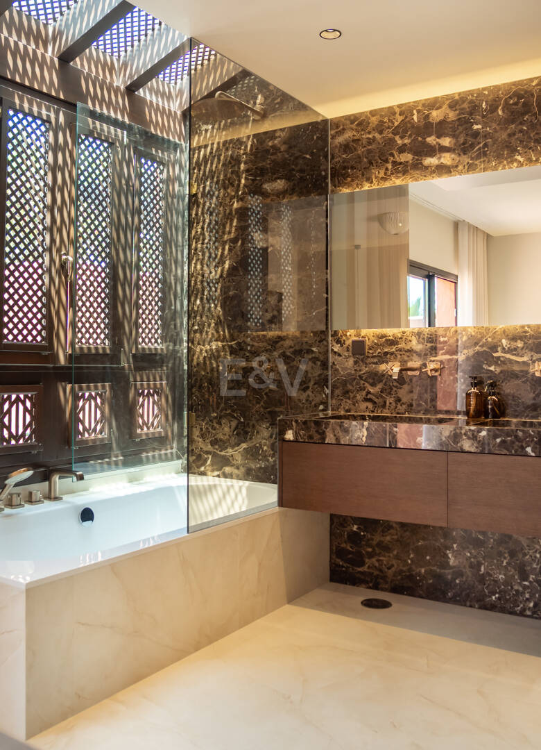 Maison de ville élégante avec vue sur la mer à Altos de Puente Romano