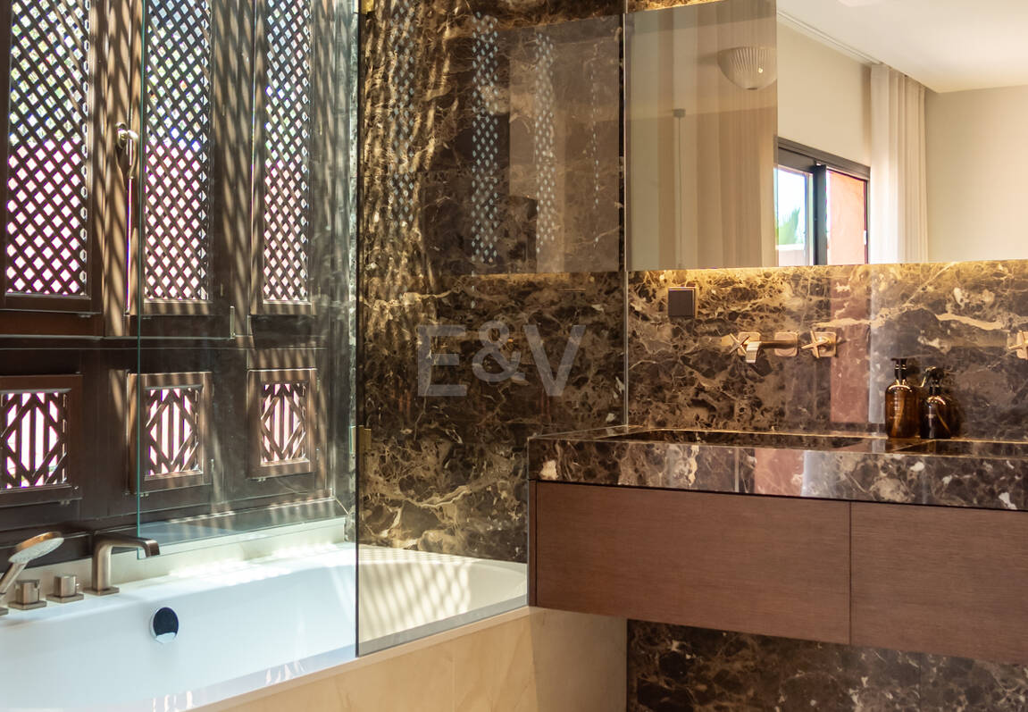 Maison de ville élégante avec vue sur la mer à Altos de Puente Romano