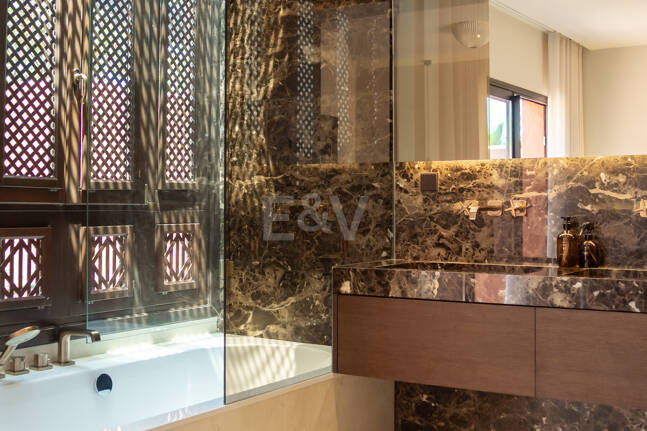 Maison de ville élégante avec vue sur la mer à Altos de Puente Romano