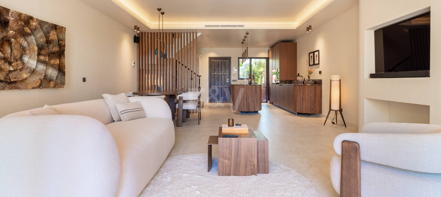 Maison de ville élégante avec vue sur la mer à Altos de Puente Romano