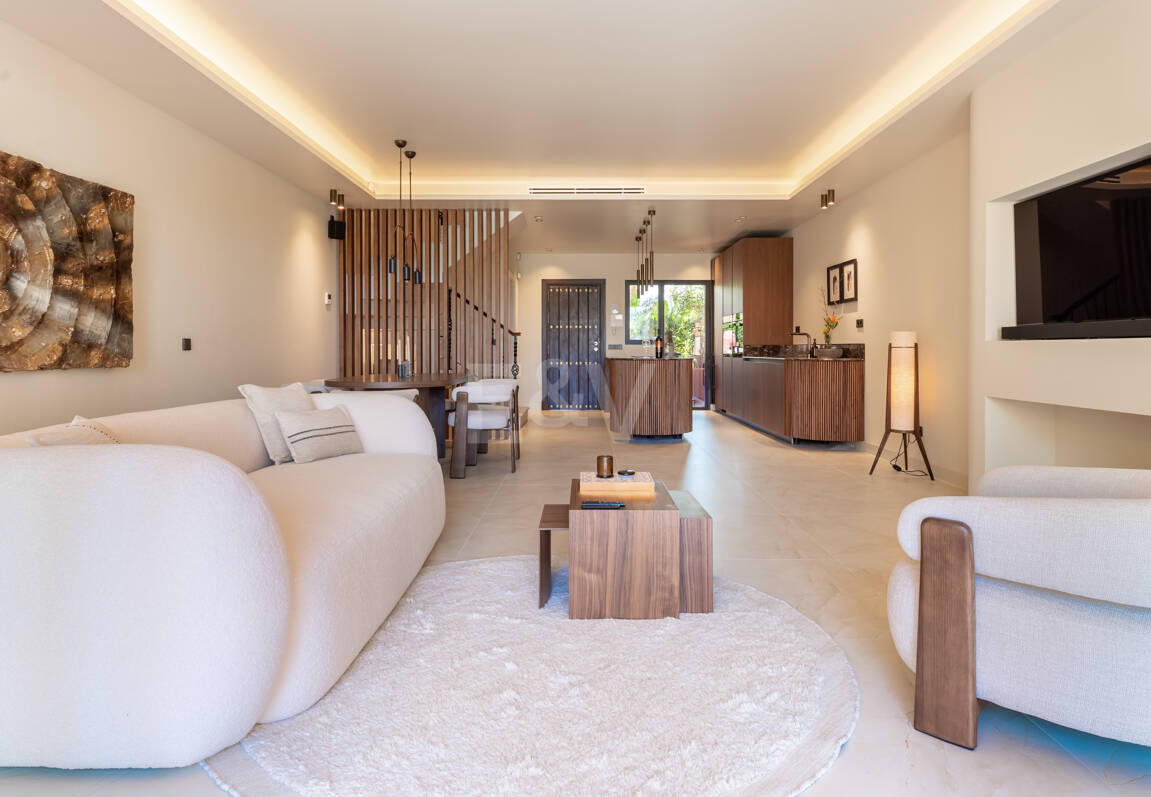 Maison de ville élégante avec vue sur la mer à Altos de Puente Romano