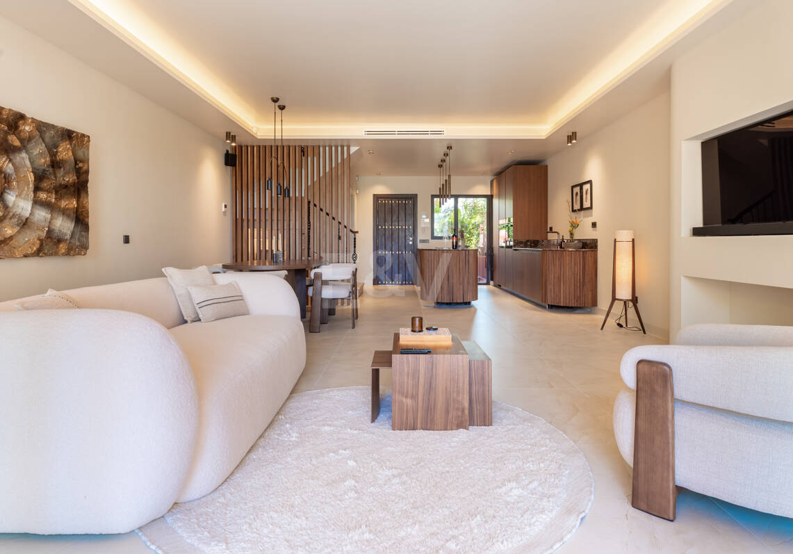 Stylish Townhouse with Sea Views in Altos de Puente Romano