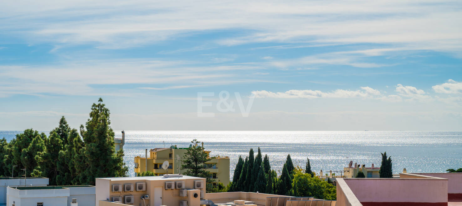 Marbella Beachside Top-Floor Appartement avec Panoramique Vues