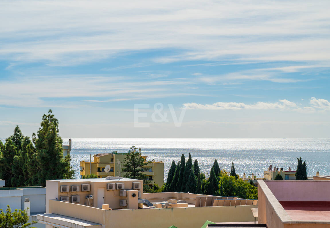 Marbella Beachside Top-Floor Appartement avec Panoramique Vues