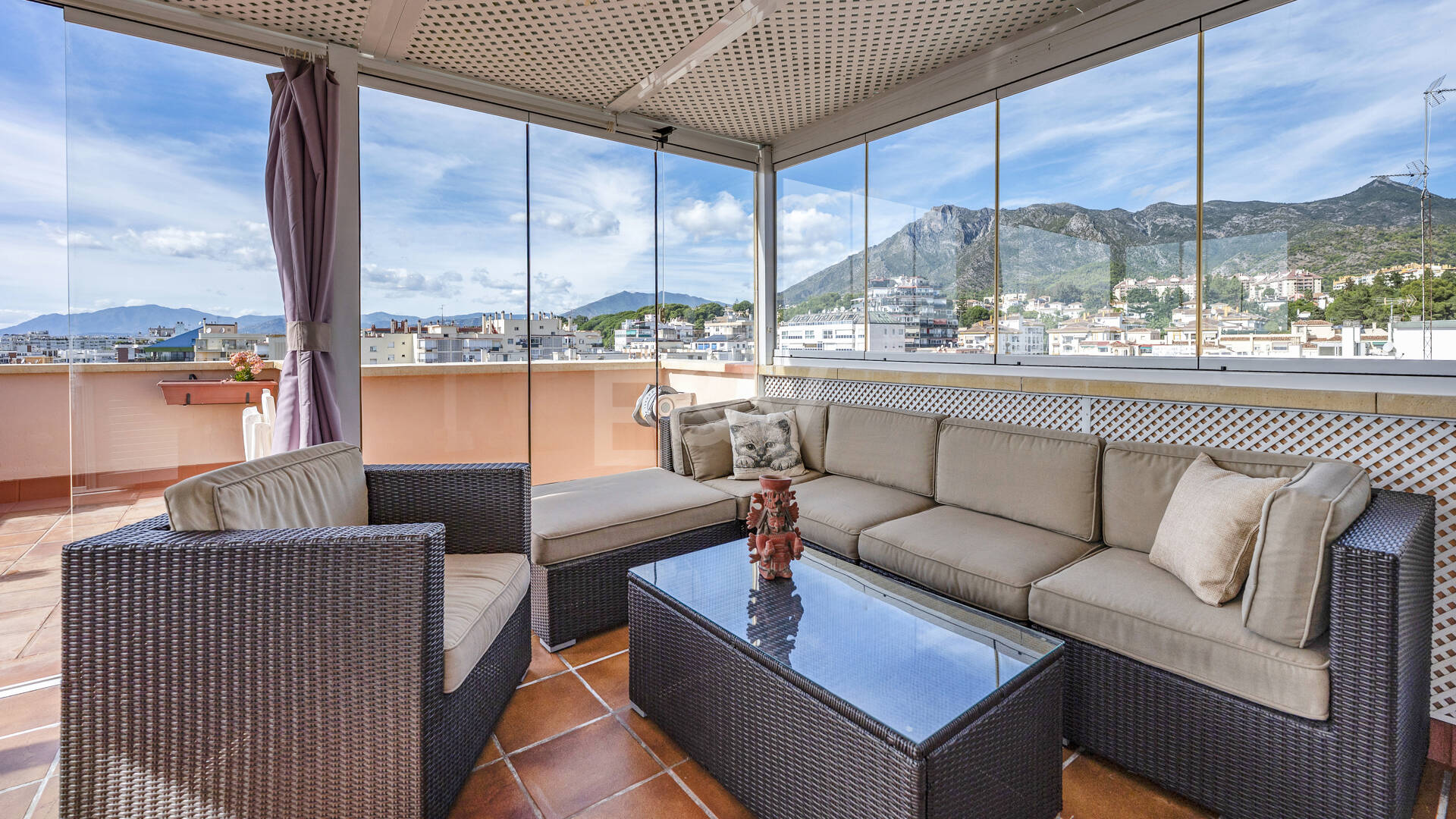 Marbella Beachside Top-Floor Appartement avec Panoramique Vues