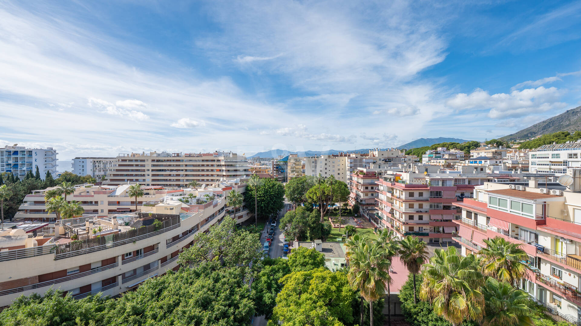 Marbella Beachside Top-Floor Appartement avec Panoramique Vues