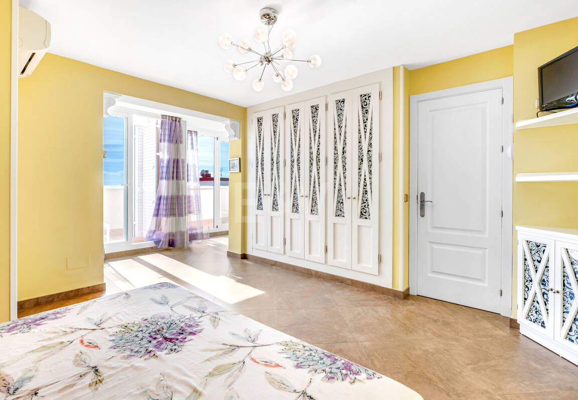 Marbella Beachside Top-Floor Appartement avec Panoramique Vues