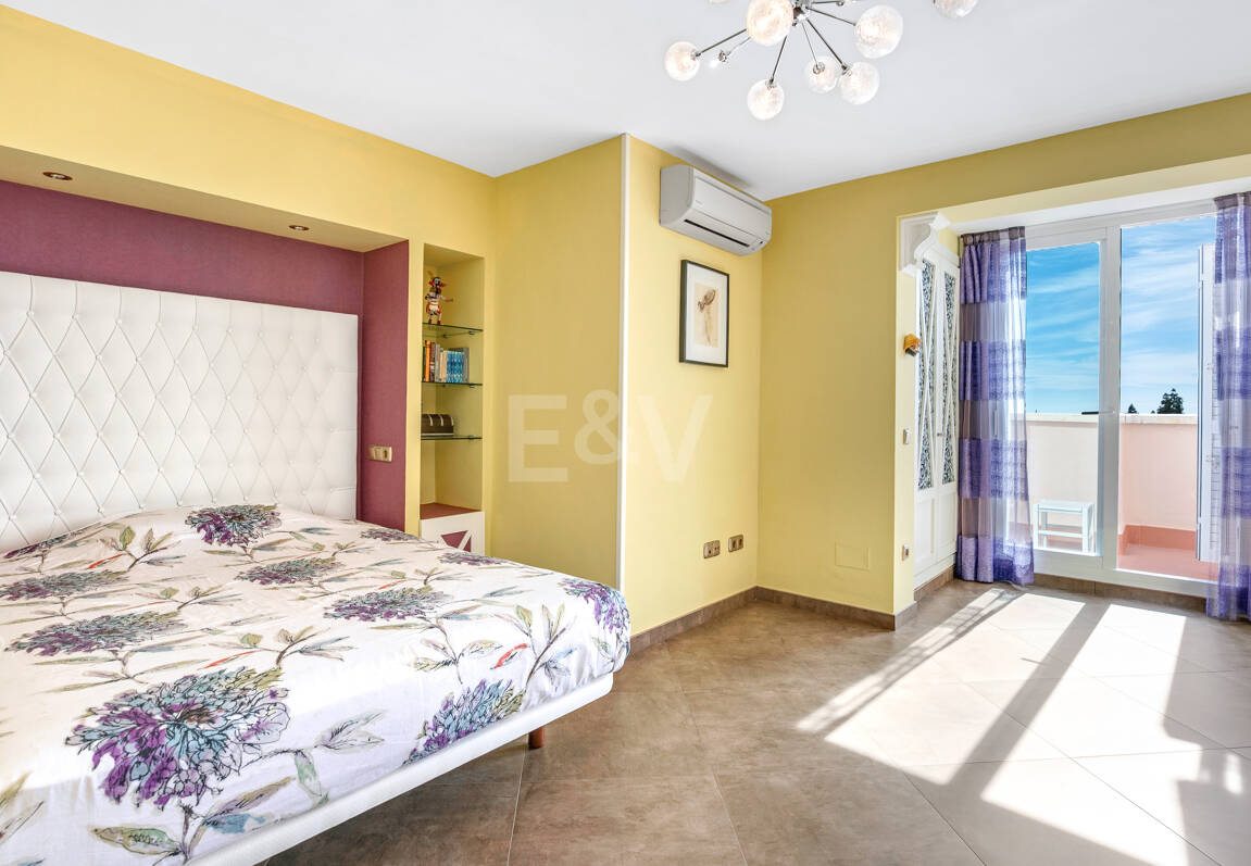 Marbella Beachside Top-Floor Appartement avec Panoramique Vues