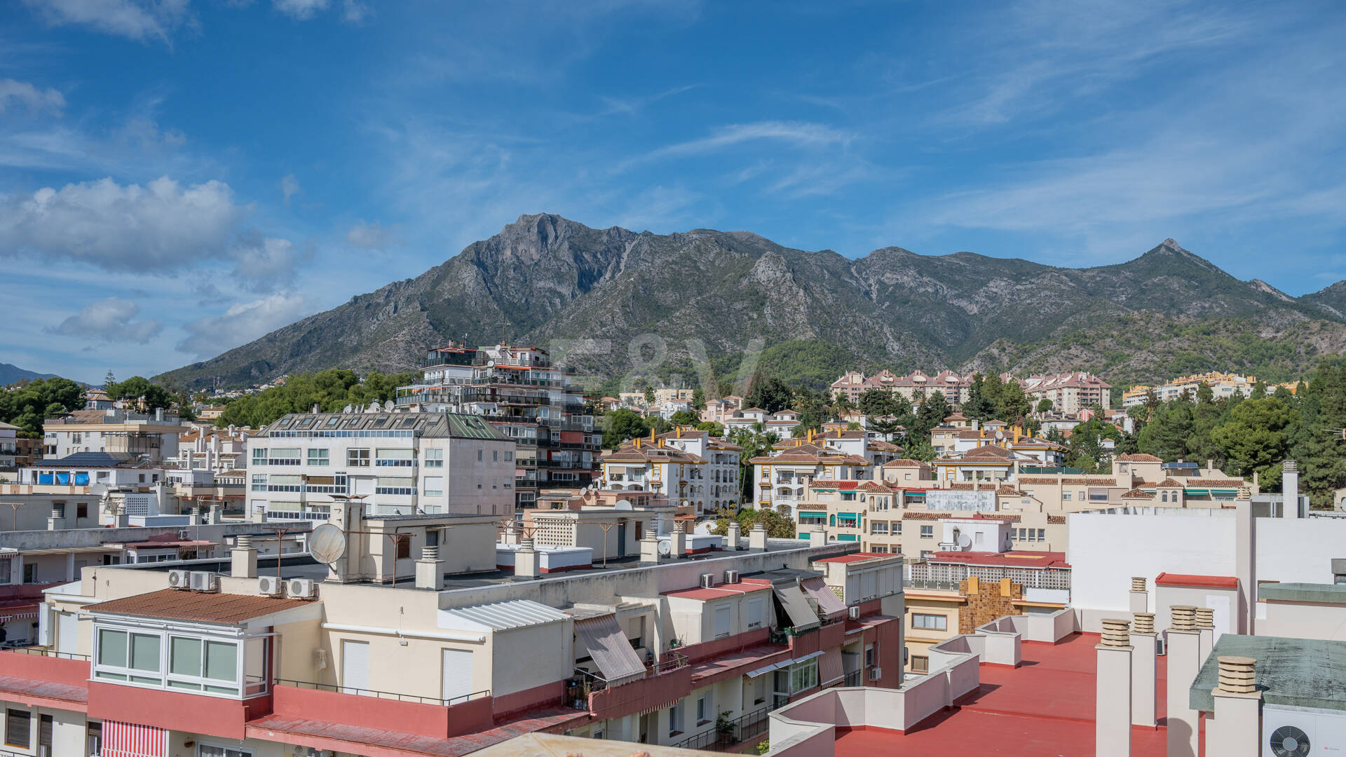 Marbella Beachside Top-Floor Appartement avec Panoramique Vues