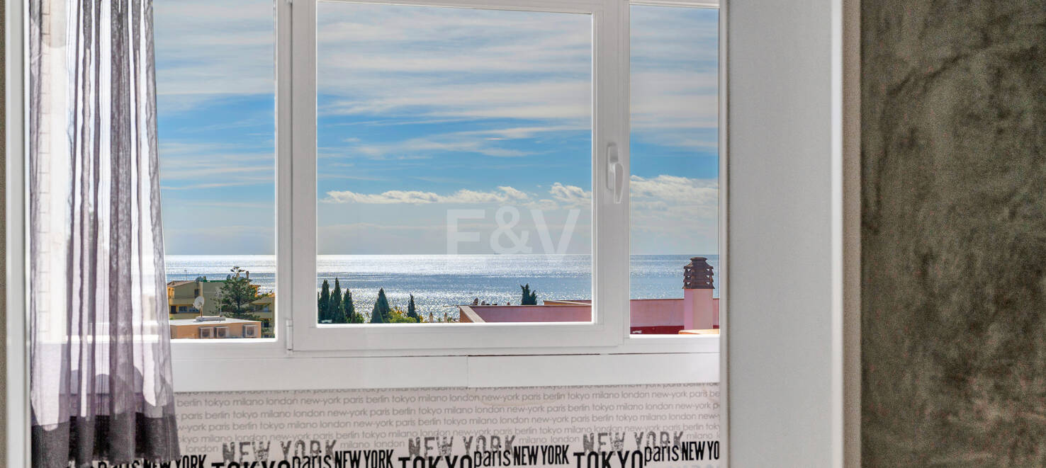 Marbella Beachside Top-Floor Appartement avec Panoramique Vues