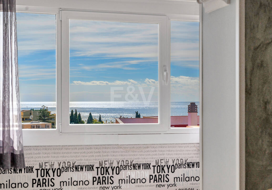 Marbella Beachside Top-Floor Appartement avec Panoramique Vues