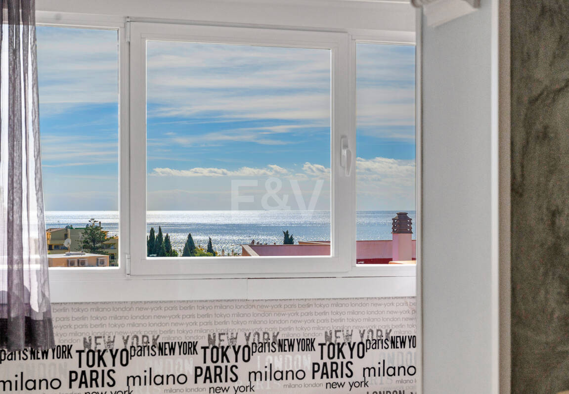 Marbella Beachside Top-Floor Appartement avec Panoramique Vues