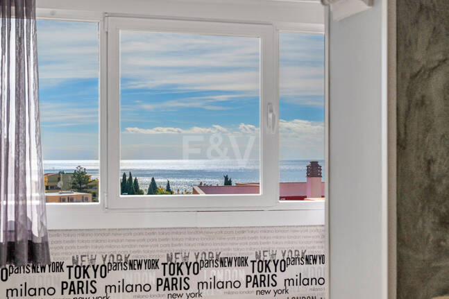 Marbella Beachside Top-Floor Appartement avec Panoramique Vues
