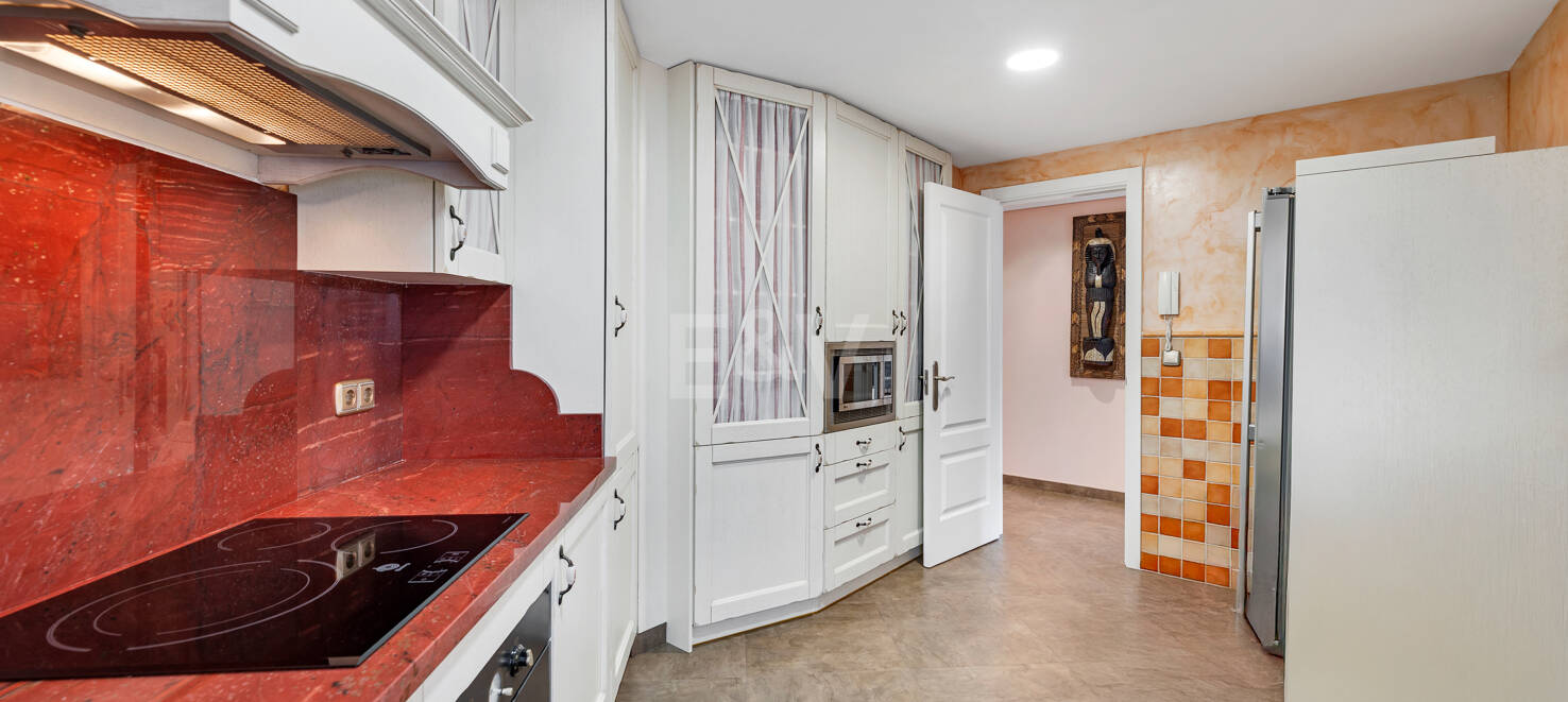 Marbella Beachside Top-Floor Appartement avec Panoramique Vues