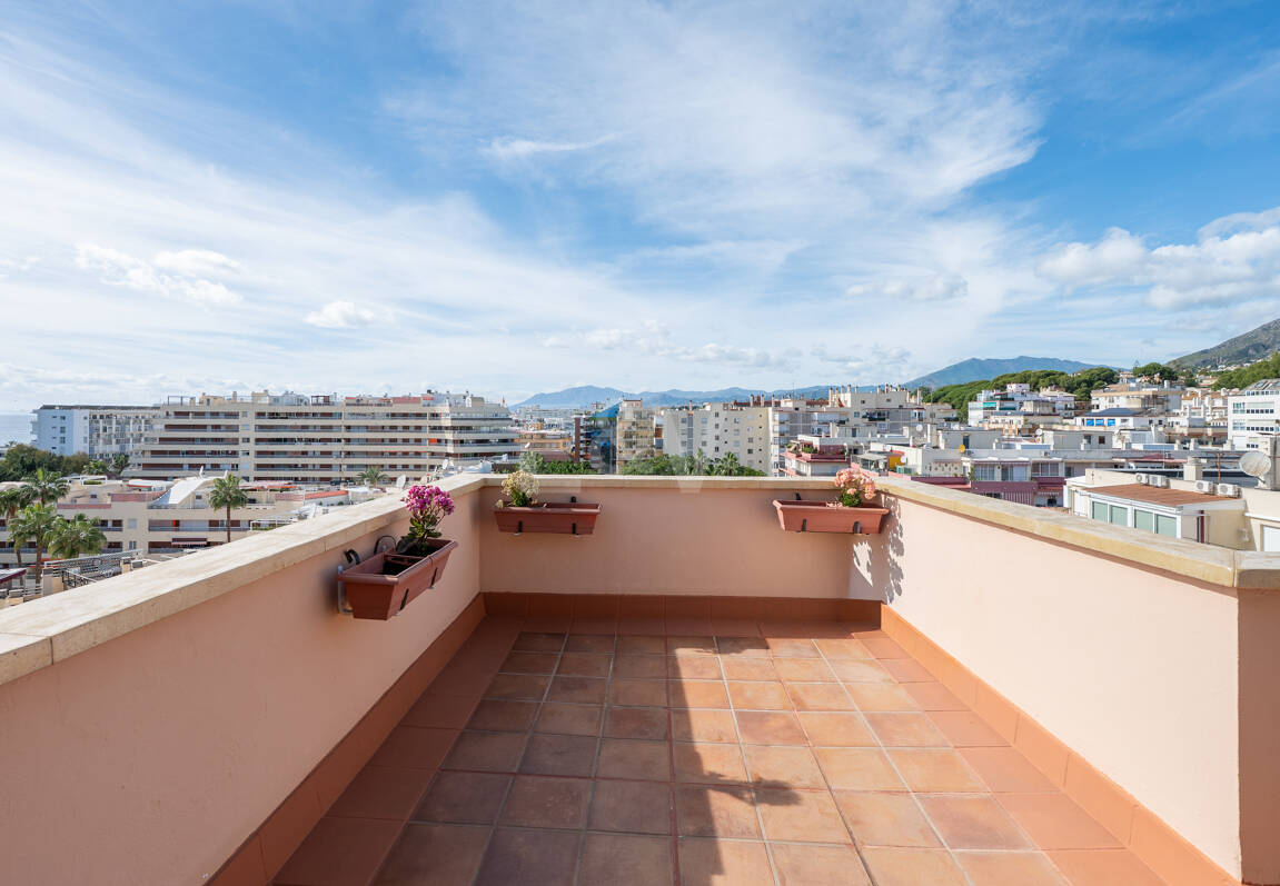 Marbella Beachside Top-Floor Appartement avec Panoramique Vues