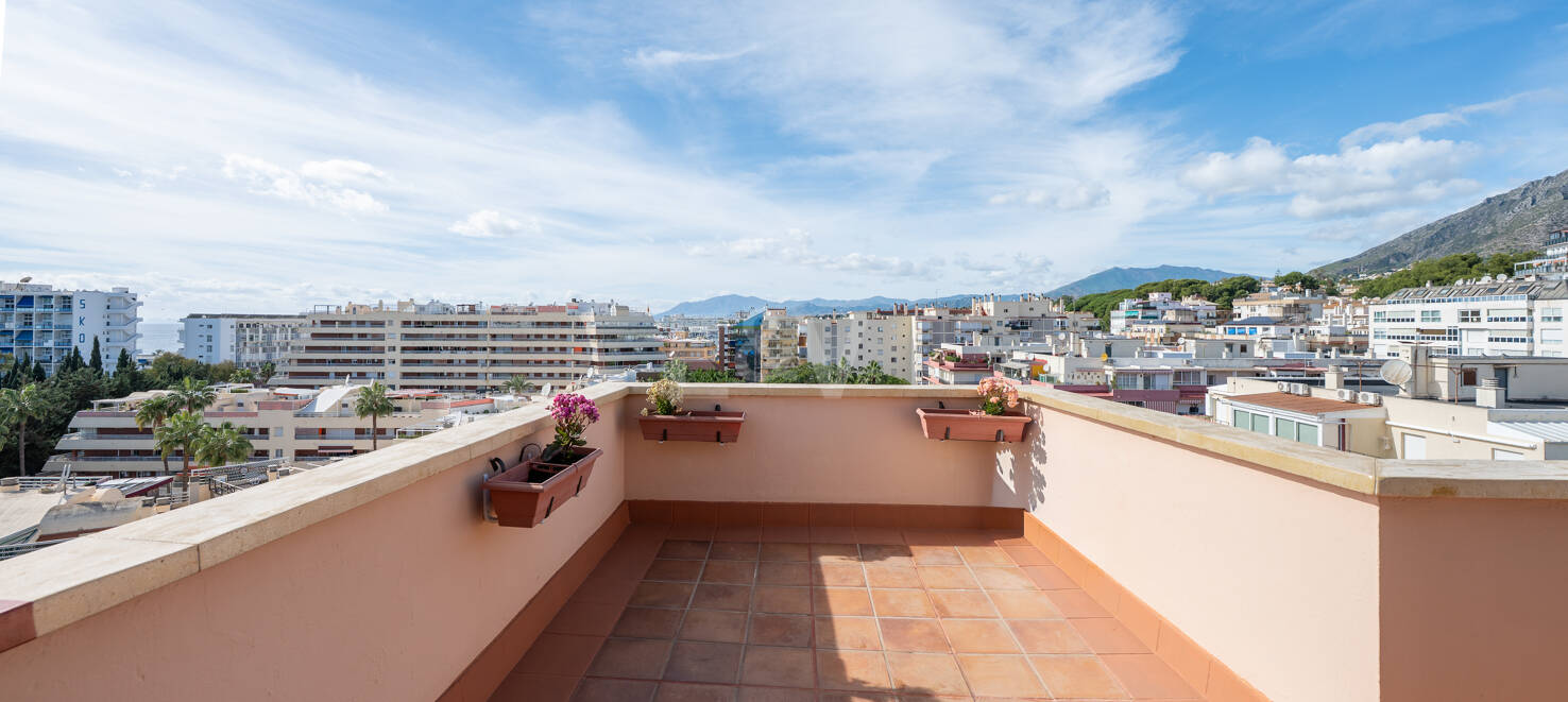 Marbella Beachside Top-Floor Appartement avec Panoramique Vues