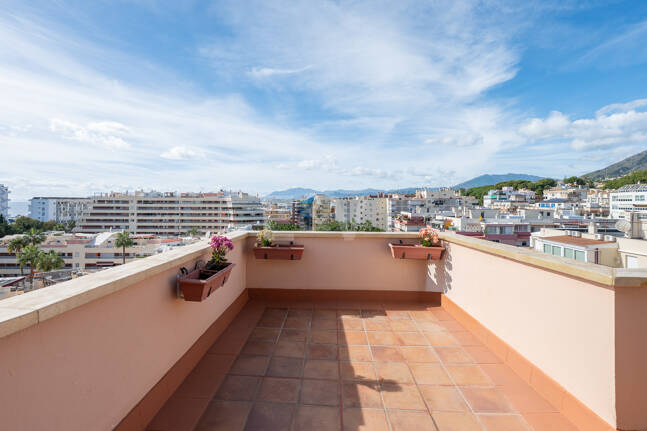 Marbella Beachside Top-Floor Appartement avec Panoramique Vues