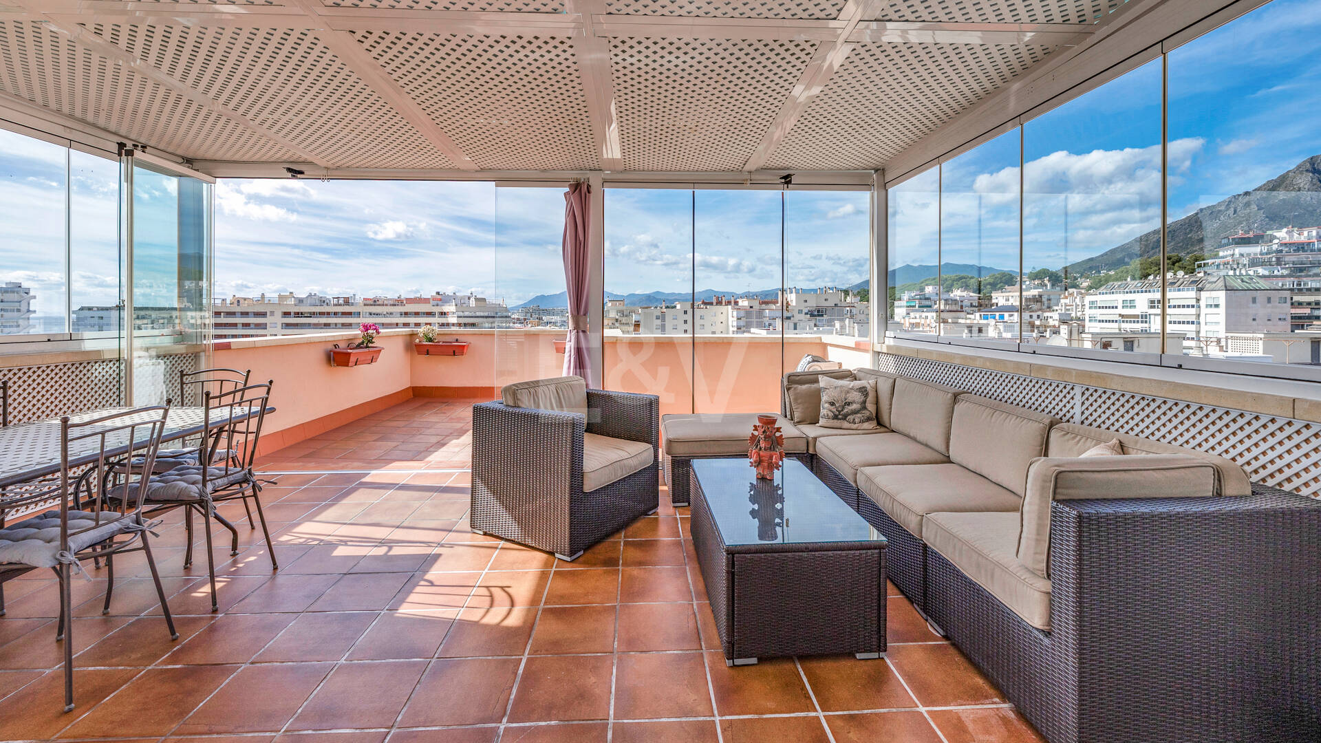 Marbella Beachside Top-Floor Appartement avec Panoramique Vues