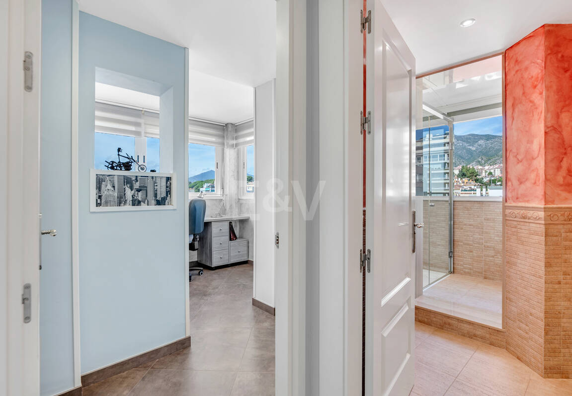 Marbella Beachside Top-Floor Appartement avec Panoramique Vues