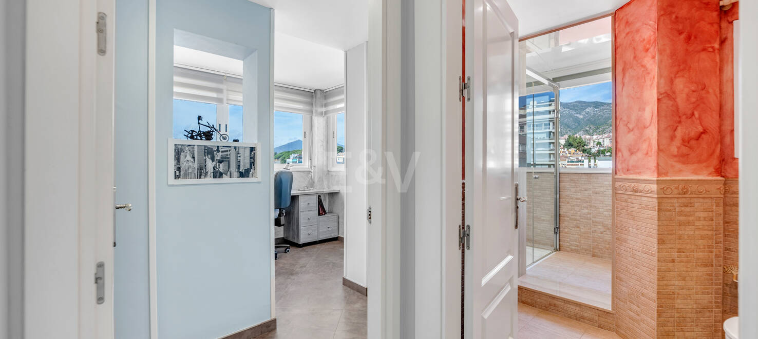 Marbella Beachside Top-Floor Appartement avec Panoramique Vues