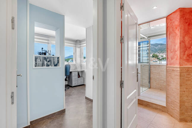 Marbella Beachside Top-Floor Appartement avec Panoramique Vues