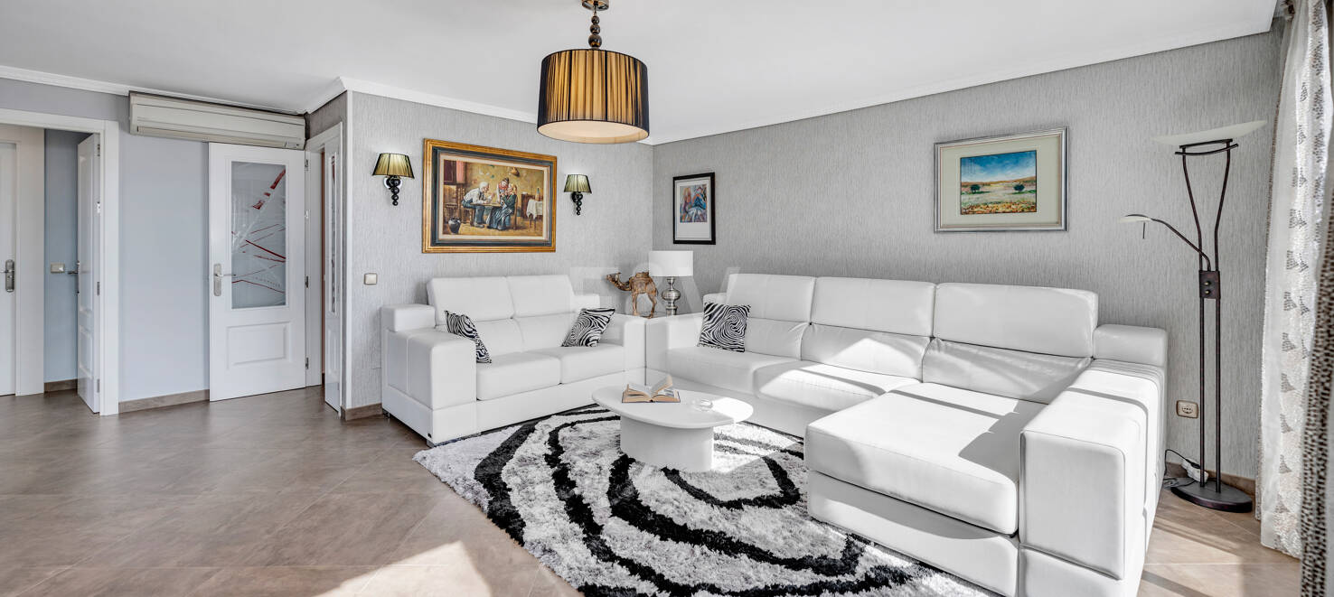 Marbella Beachside Top-Floor Appartement avec Panoramique Vues