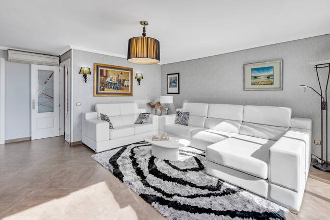 Marbella Beachside Top-Floor Appartement avec Panoramique Vues