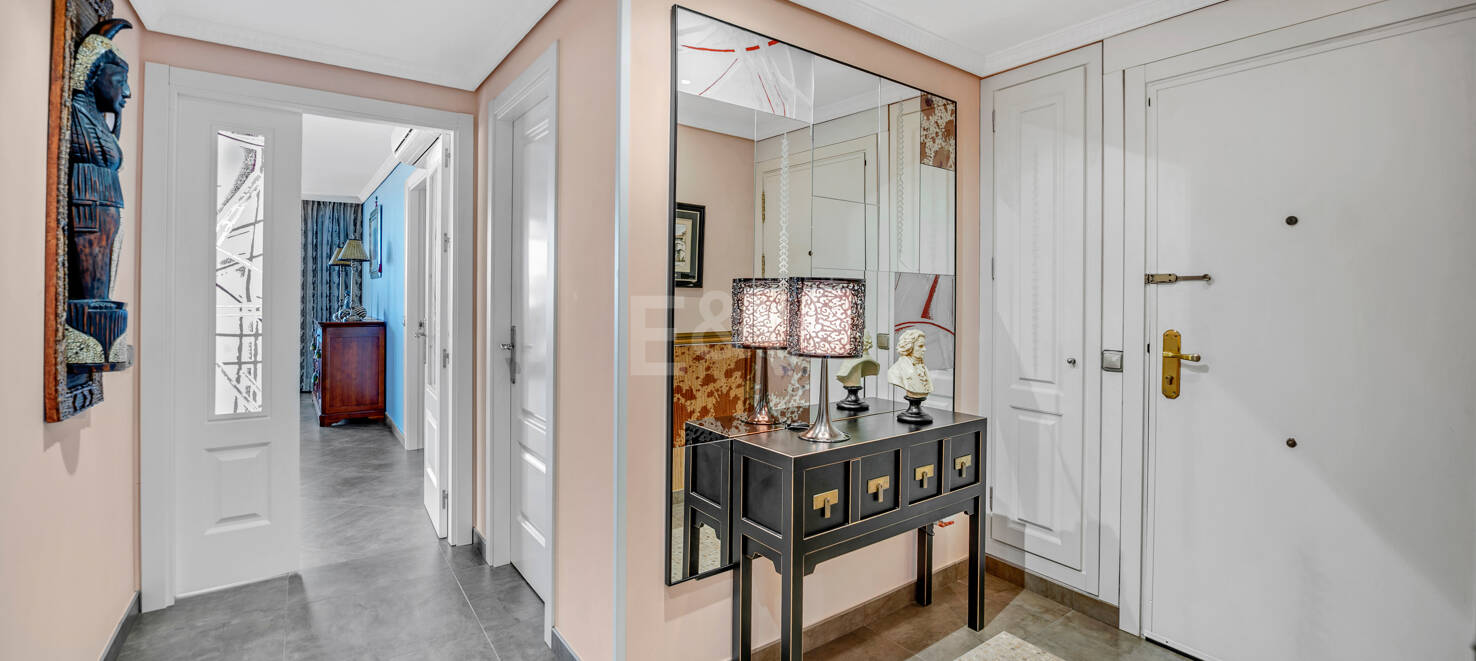 Marbella Beachside Top-Floor Appartement avec Panoramique Vues